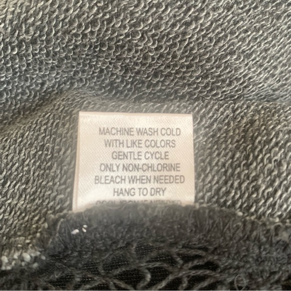 THE PYRAMID COLLECTION Floral Embroidered Hooded Pullover Top - Picture 9 of 12